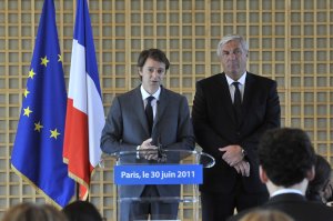 Passation de pouvoir entre François Baroin, ministre de l’Économie, des Finances et de l’Industrie, et François Sauvadet ministre de la Fonction publique