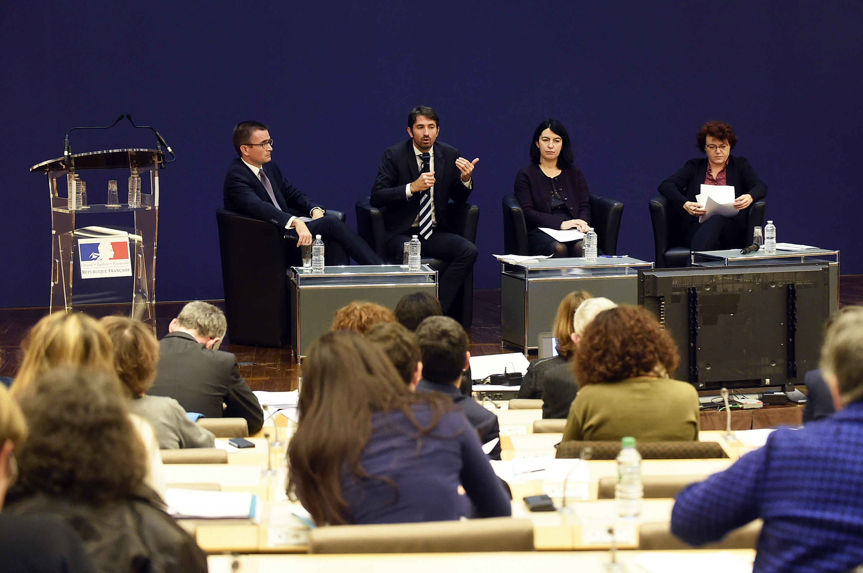 1ère table ronde :  Charlotte Avril, Mathilde Icard et Sylvain Humbert.