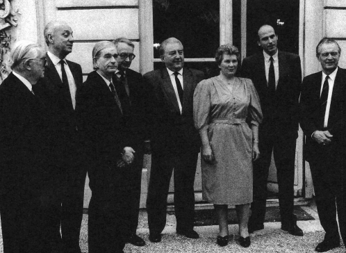 Rena Favier entourée de ses directeurs généraux (de gauche à droite : Pierre Chatenet, Dominique Le Vert, Marcel Pinet, Michel May, Gabriel Vught et Bernard Pêcheur)